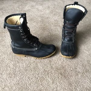 Black fleece-lined beans boots
